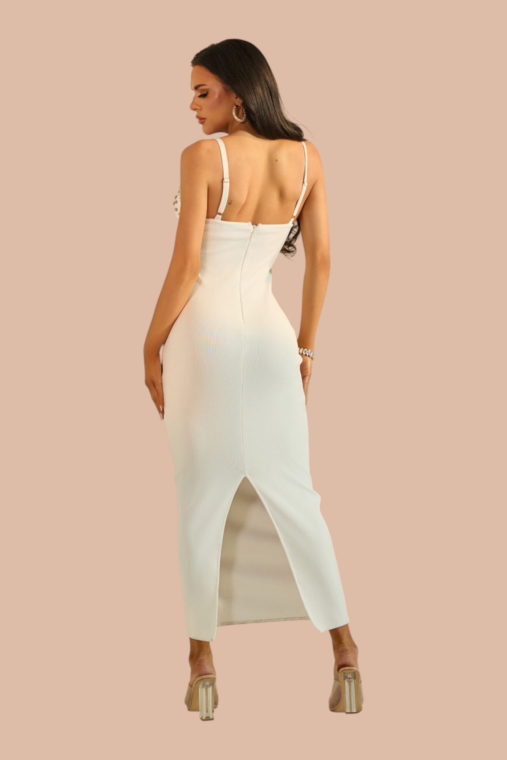 Michelle, robe bodycon, détail décolleté orné de strass